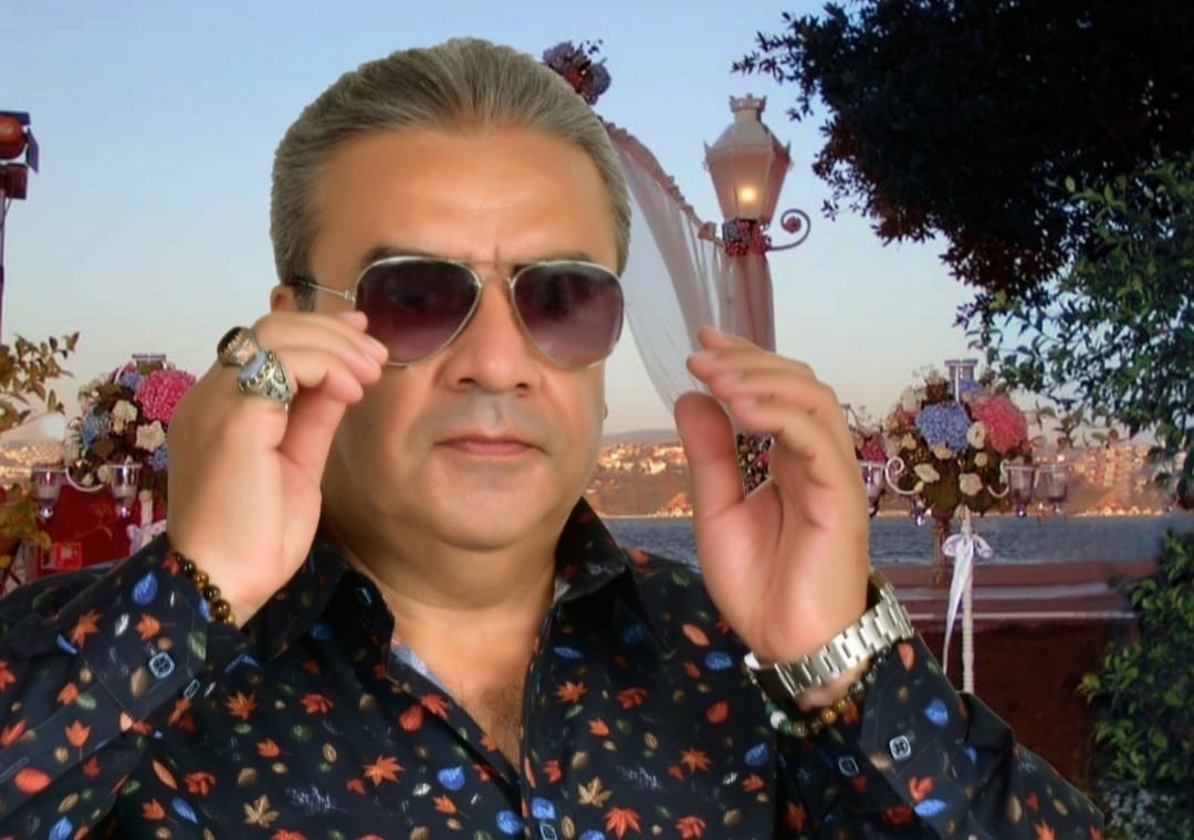 ŞENOL DAĞDELEN, KUŞADASI'NDA MÜZİK ZİYAFETİ SUNMAYA DEVAM EDİYOR.