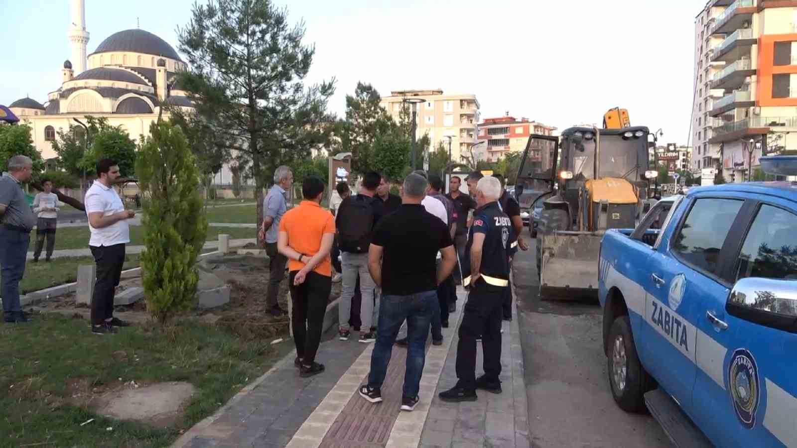 BATMAN’DA PARKTA TAKSİ DURAĞININ YAPILMASINA TEPKİ GÖSTEREN MAHALLE SAKİNLERİ, KÜÇÜK