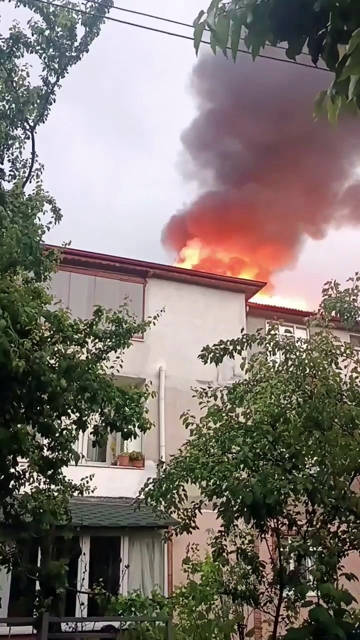SAKARYA’NIN GEYVE İLÇESİNDE ETKİLİ OLAN SAĞANAK YAĞIŞ ESNASINDA EVİN ÇATISINA