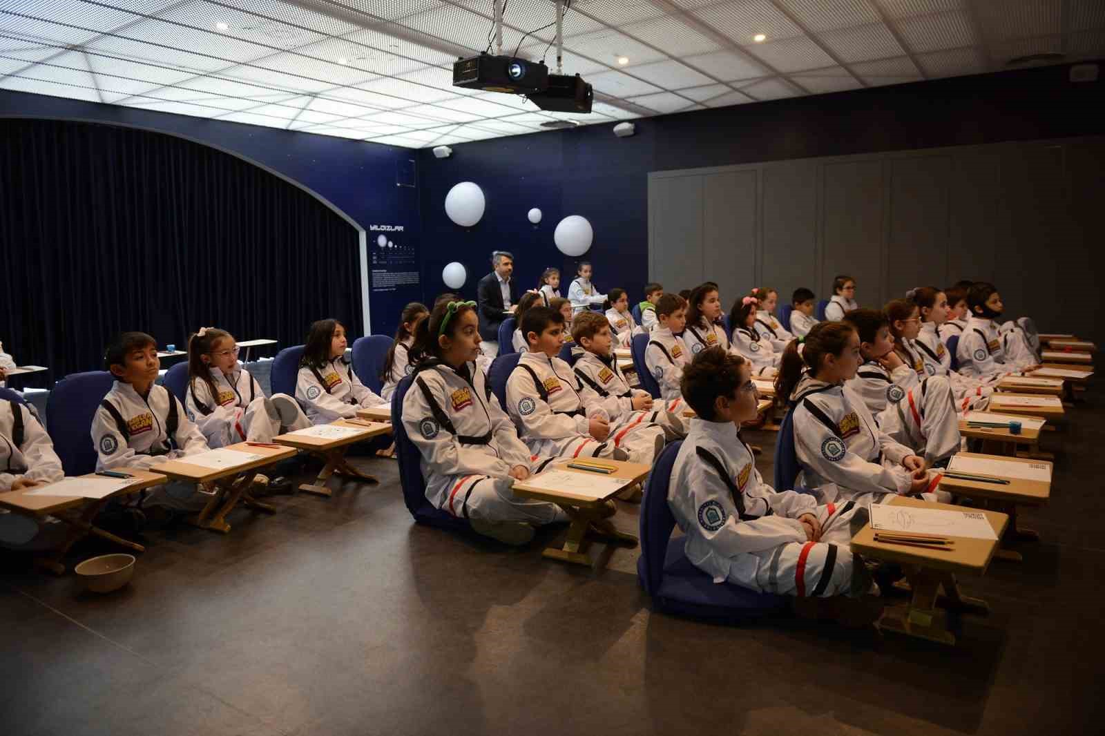 YILDIRIMLI ÇOCUKLAR MOLLA YEGAN ÇOCUK ÜNİVERSİTESİ’NDE UZAY YOLCULUĞUNA ÇIKARAK ASTRONOTLARIN