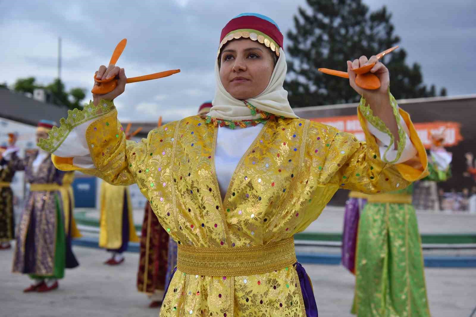 BURSA'NIN YILDIRIM BELEDİYESİ ERGUVAN HALK OYUNLARI TOPLULUĞU'NUN SAHNELEDİĞİ HALK OYUNLARI