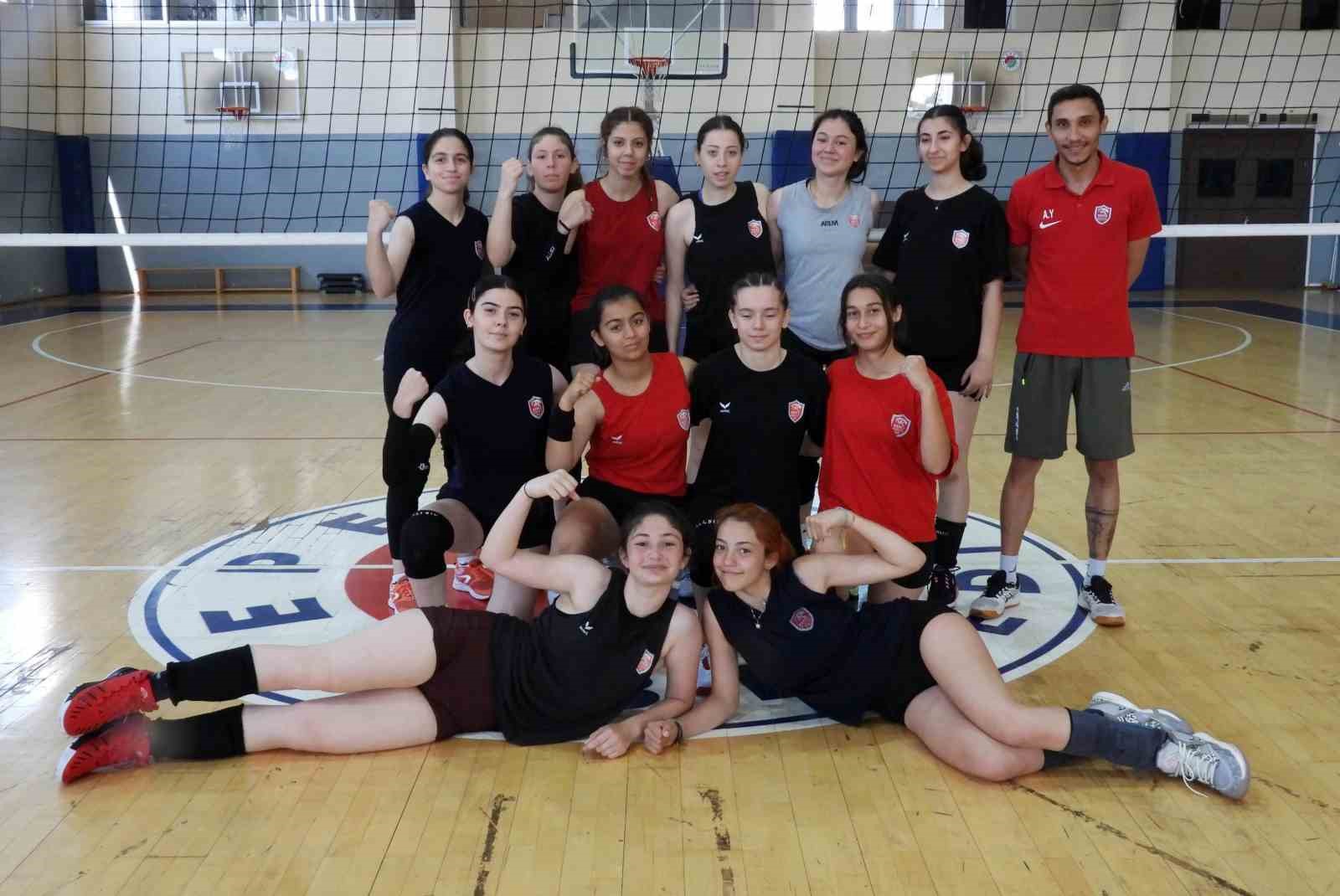 KEPEZ’İN VOLEYBOLCU YILDIZ KIZLARI, SON MAÇI KAZANIP ŞAMPİYONLUKLA SEZONU KAPATARAK
