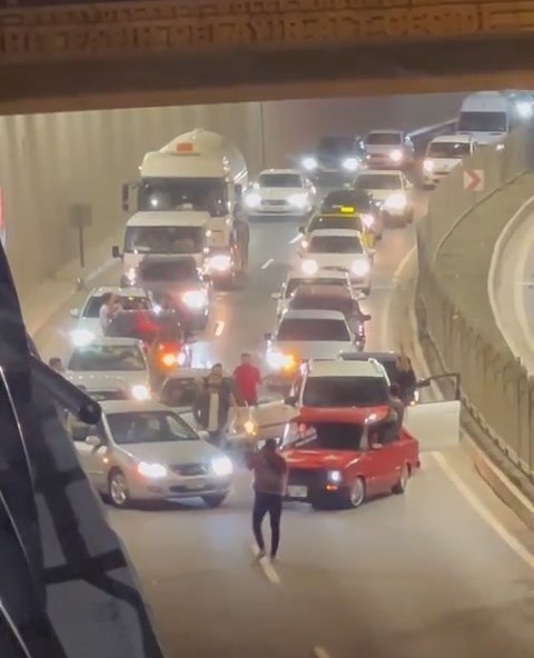 ELAZIĞ'DA ASKER UĞURLAMASI SEBEBİYLE BİR ARAYA GELEN BİR GRUP, ARABALARLA