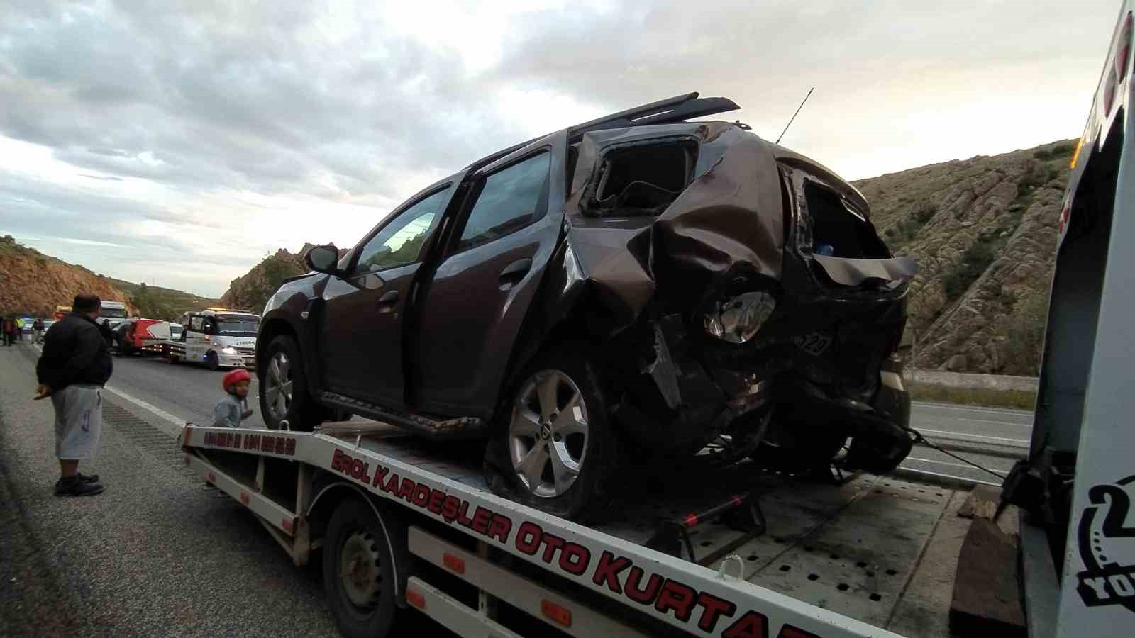 YOZGAT’TA HAFİF TİCARİ ARAÇ İLE OTOMOBİLİN ÇARPIŞMASI SONUCU 6 KİŞİ