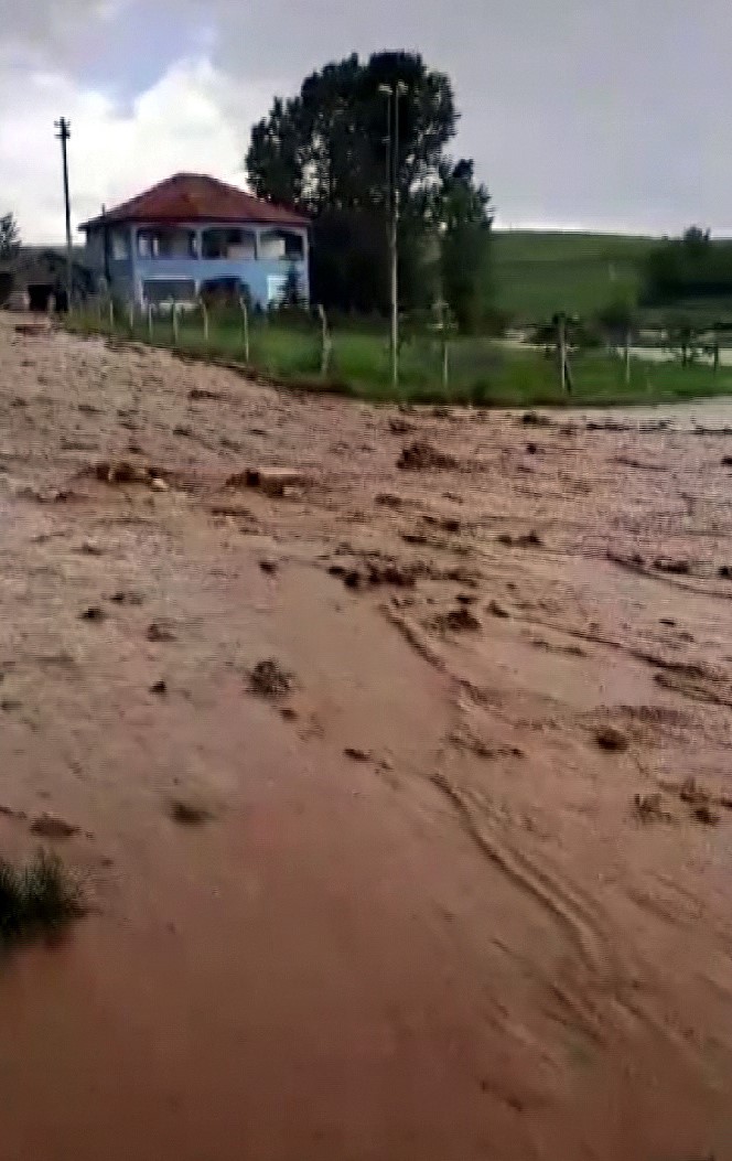 YOZGAT’TA KUVVETLİ YAĞIŞ SELE NEDEN OLDU