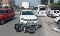 EDREMİT İLÇESİNDE MOTOSİKLET İLE OTOMOBİLİN ÇARPIŞTIĞI KAZA UCUZ ATLATILDI.