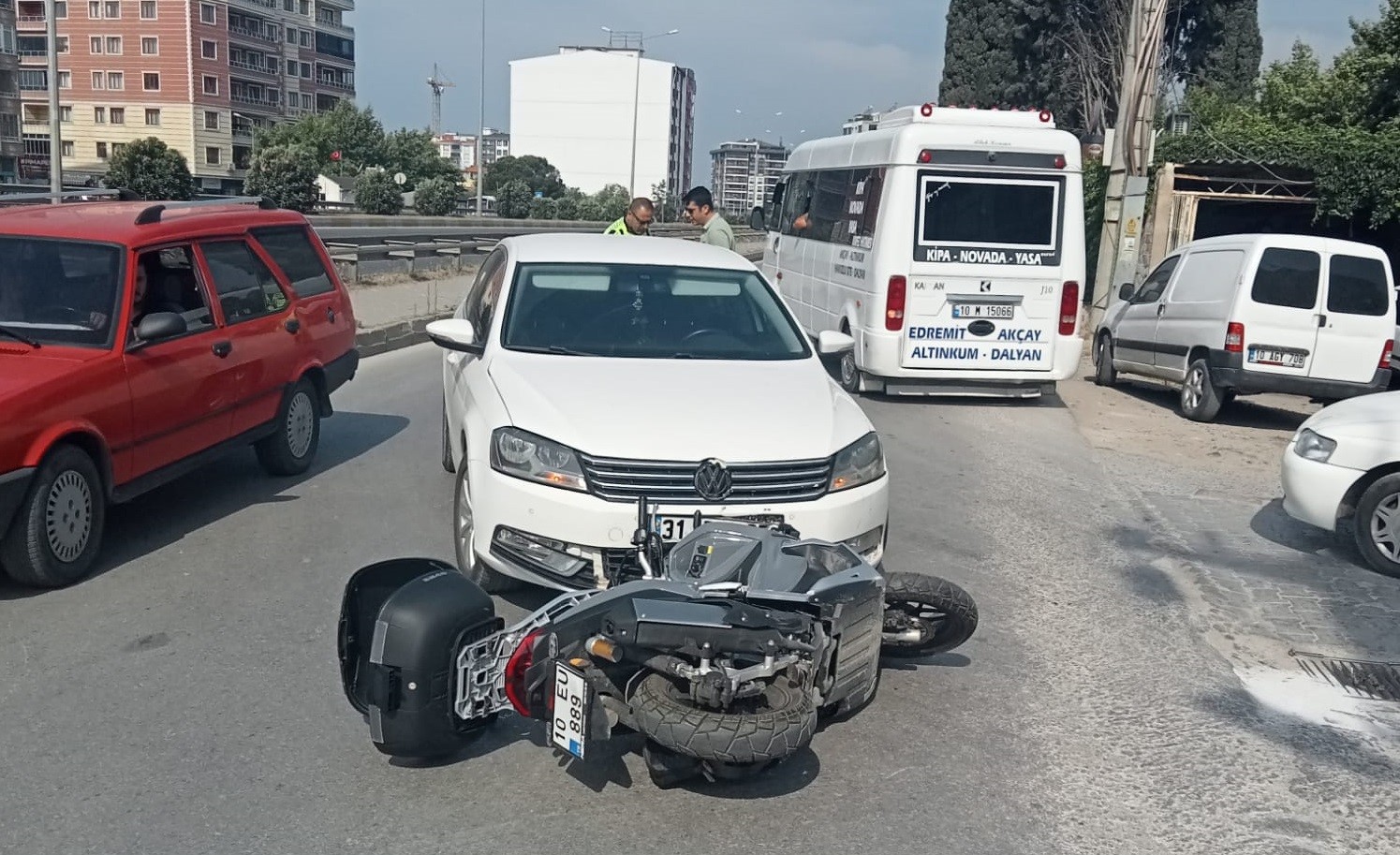 EDREMİT İLÇESİNDE MOTOSİKLET İLE OTOMOBİLİN ÇARPIŞTIĞI KAZA UCUZ ATLATILDI.