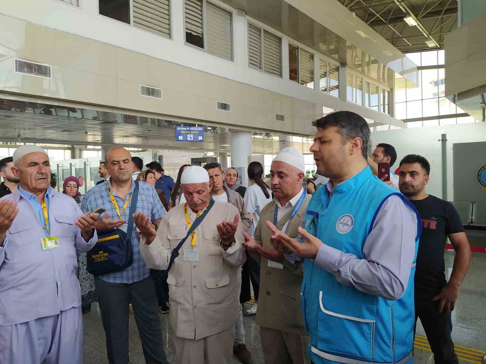 HAKKARİ’NİN YÜKSEKOVA İLÇESİNDE DİYANET İŞLERİ BAŞKANLIĞININ ORGANİZASYONUYLA KUTSAL TOPRAKLARA GİDECEK