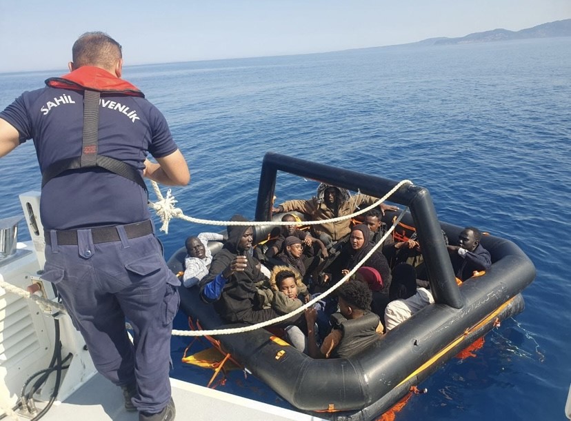 ÇANAKKALE’NİN AYVACIK İLÇESİ AÇIKLARINDA YUNAN SAHİL GÜVENLİK EKİPLERİNCE TÜRK KARASULARINA