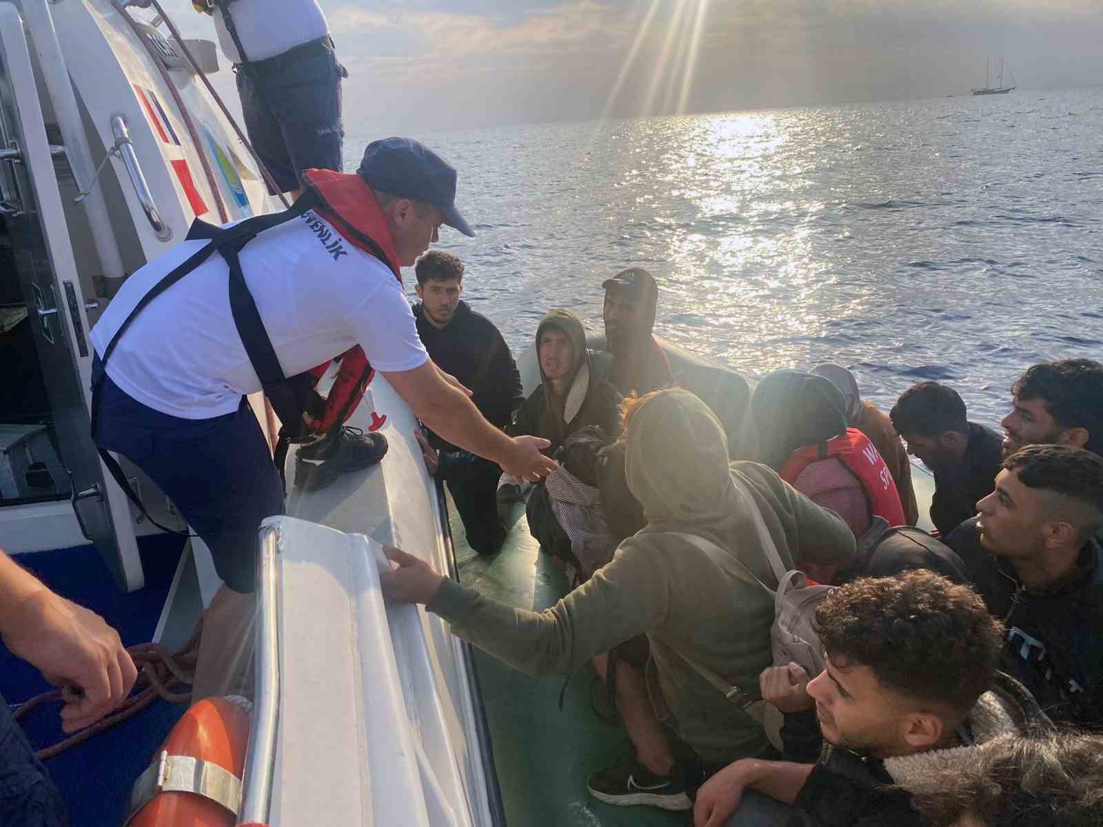 MUĞLA’NIN DATÇA İLÇESİ AÇIKLARINDA LASTİK BOT İÇİNDE YUNANİSTAN SAHİL GÜVENLİK