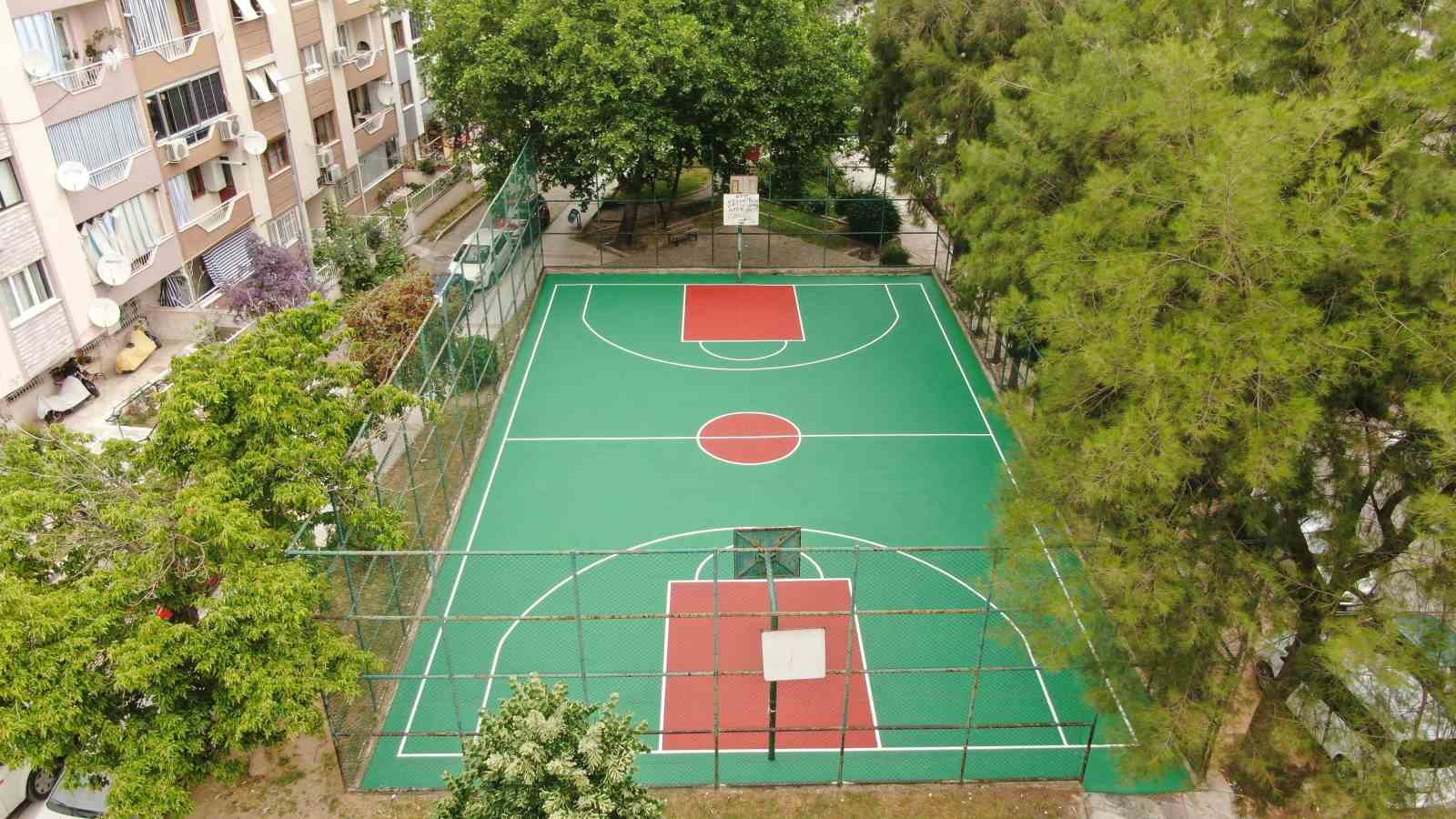 LALELİ VE MERKEZEFENDİ MAHALLELERİNDE BULUNAN İKİ SPOR SAHASININ ZEMİNİ YENİLENDİ.