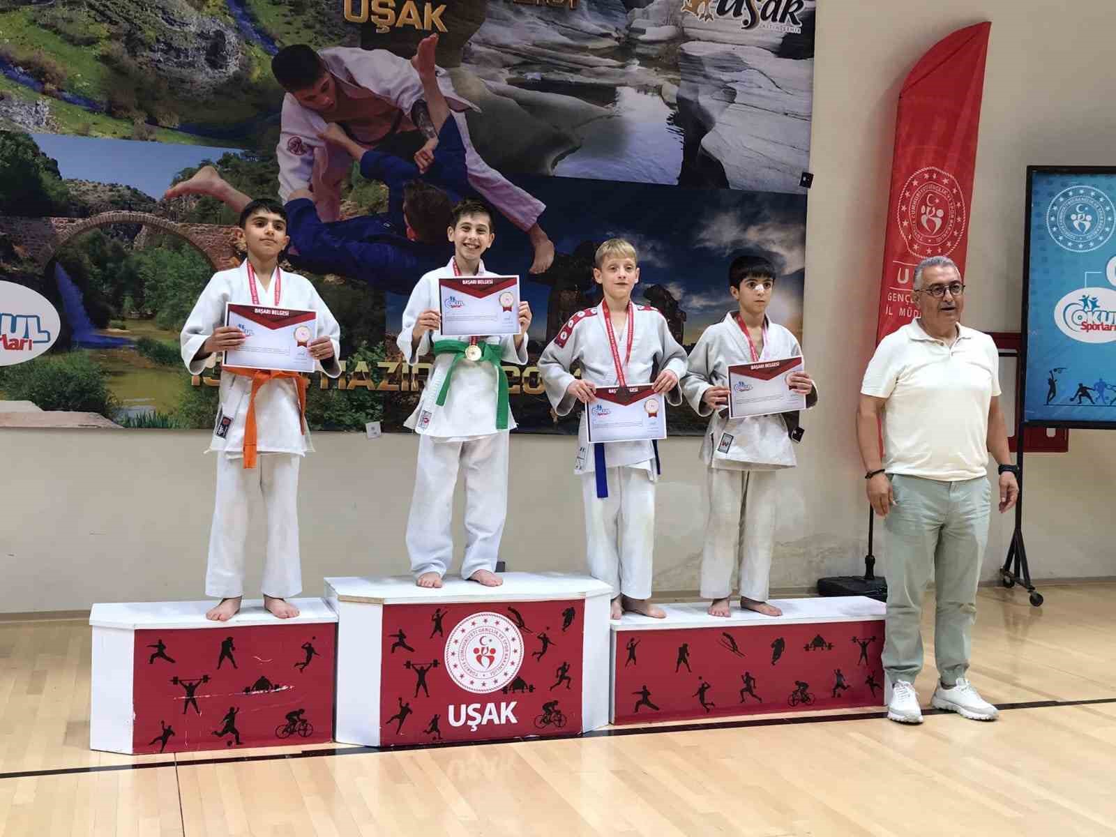 YUNUSEMRE BELEDİYESPOR'UN JUDOCULARI OĞUZHAN UYGUN VE POYRAZ ÇAKAL, UŞAK'TA DÜZENLENEN