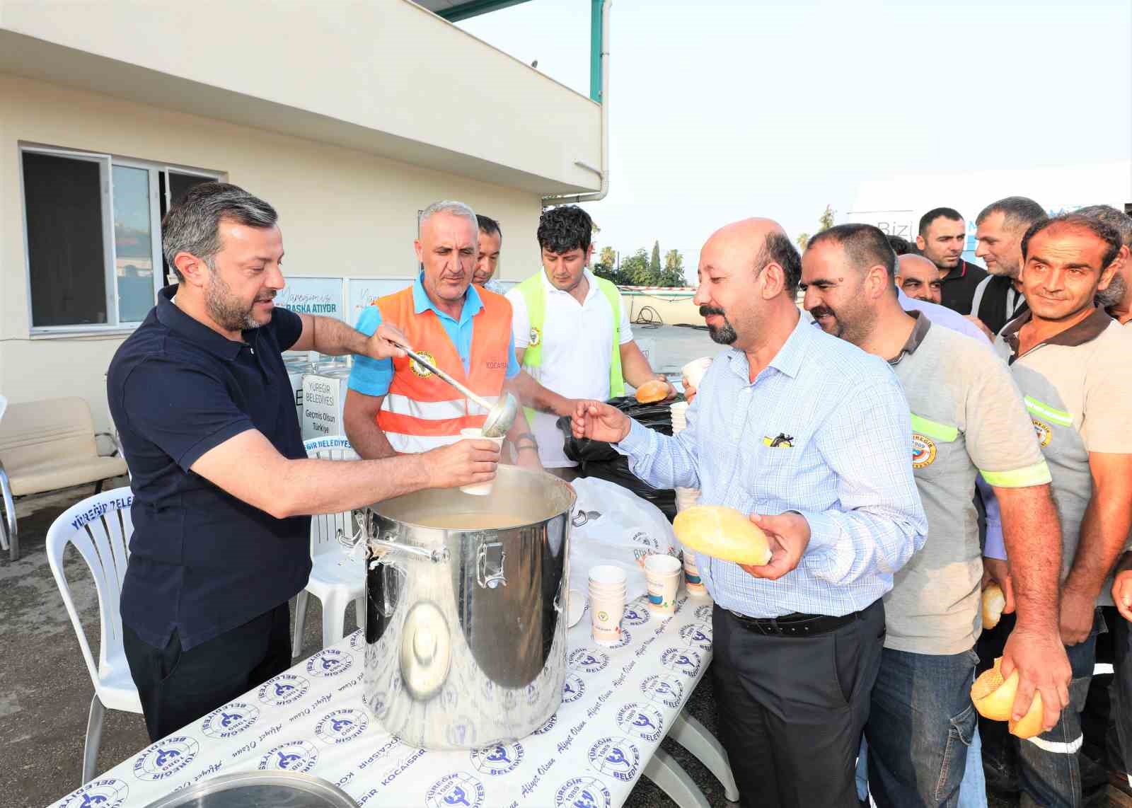 YÜREĞİR BELEDİYE BAŞKANI FATİH MEHMET KOCAİSPİR, ŞANTİYEDE ÇALIŞAN İŞÇİLERLE SABAH