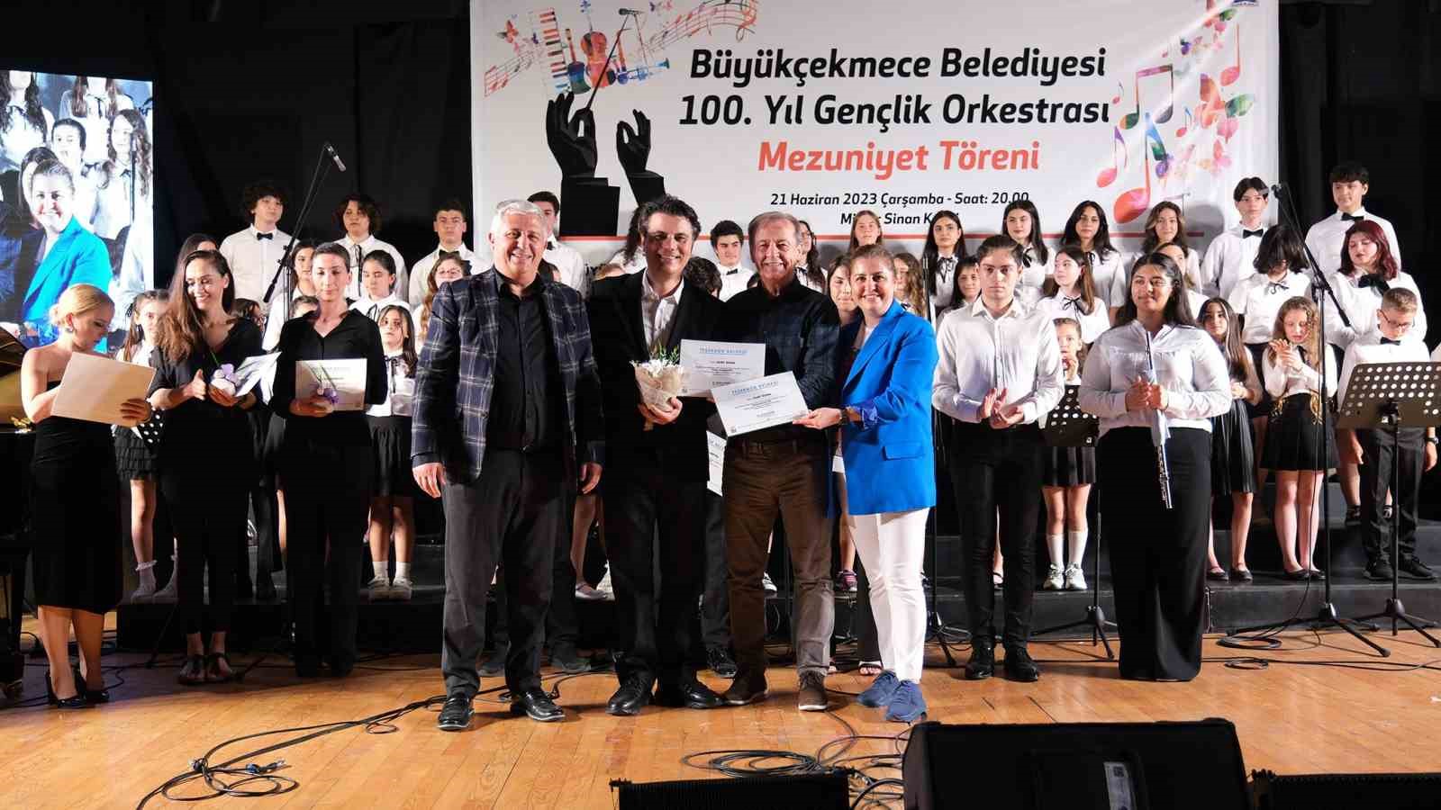 BÜYÜKÇEKMECE BELEDİYESİ 100. YIL GENÇLİK ORKESTRASI MEZUNİYET TÖRENİNDE MUHTEŞEM PERFORMANSIYLA