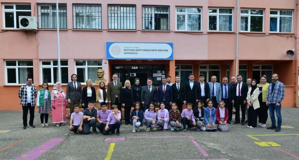 ZONGULDAK BÜLENT ECEVİT ÜNİVERSİTESİ KARAELMAS KİTAP TOPLULUĞU ÖĞRENCİLERİNİN "BİR KİTAP