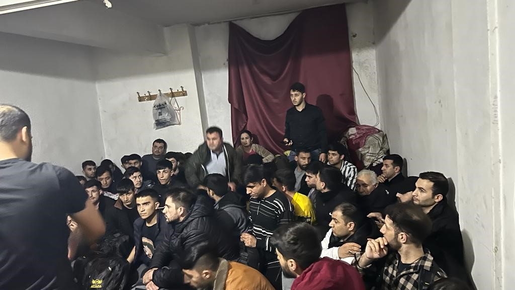 ZEYTİNBURNU’NDA 30 ADRESE GERÇEKLEŞTİRİLEN BASKINDA 104 KAÇAK GÖÇMEN YAKALANDI.