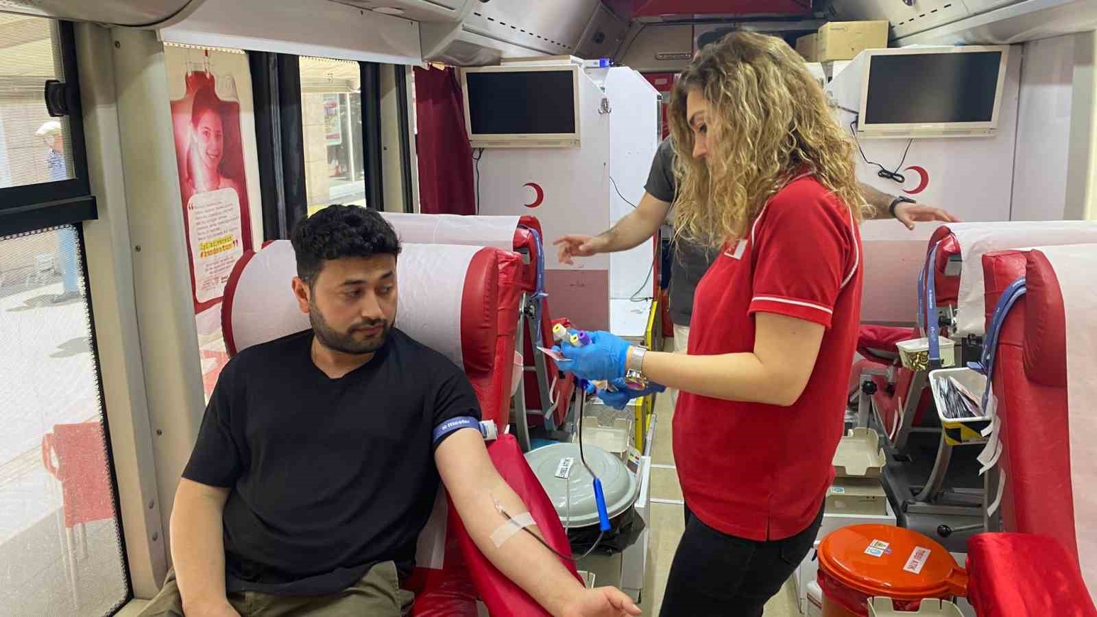 ZONGULDAK’TA VATANDAŞLARIN GAZİPAŞA CADDESİ'NDE KAN BAĞIŞI ARACINDA KAN BAĞIŞINA İLGİSİ