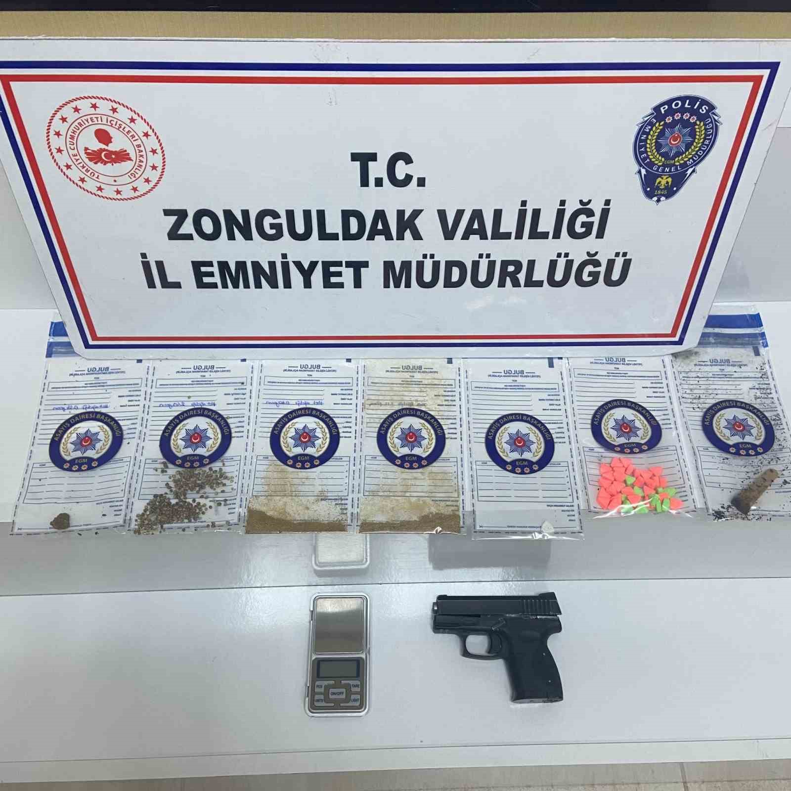 ZONGULDAK İL EMNİYET MÜDÜRLÜĞÜ İL MERKEZİNDE OPERASYON GERÇEKLEŞTİRDİ. NARKOTİK SUÇLARLA