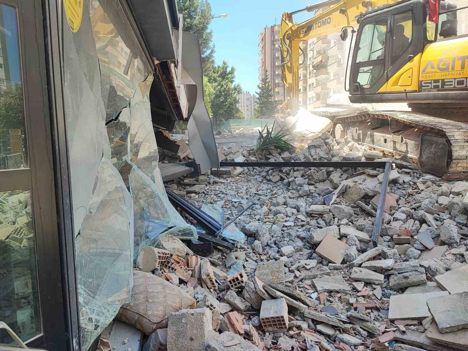 ADANA'DA DEPREMDEN DOLAYI AĞIR HASAR ALAN 10 KATLI BİNANIN KONTROLLÜ