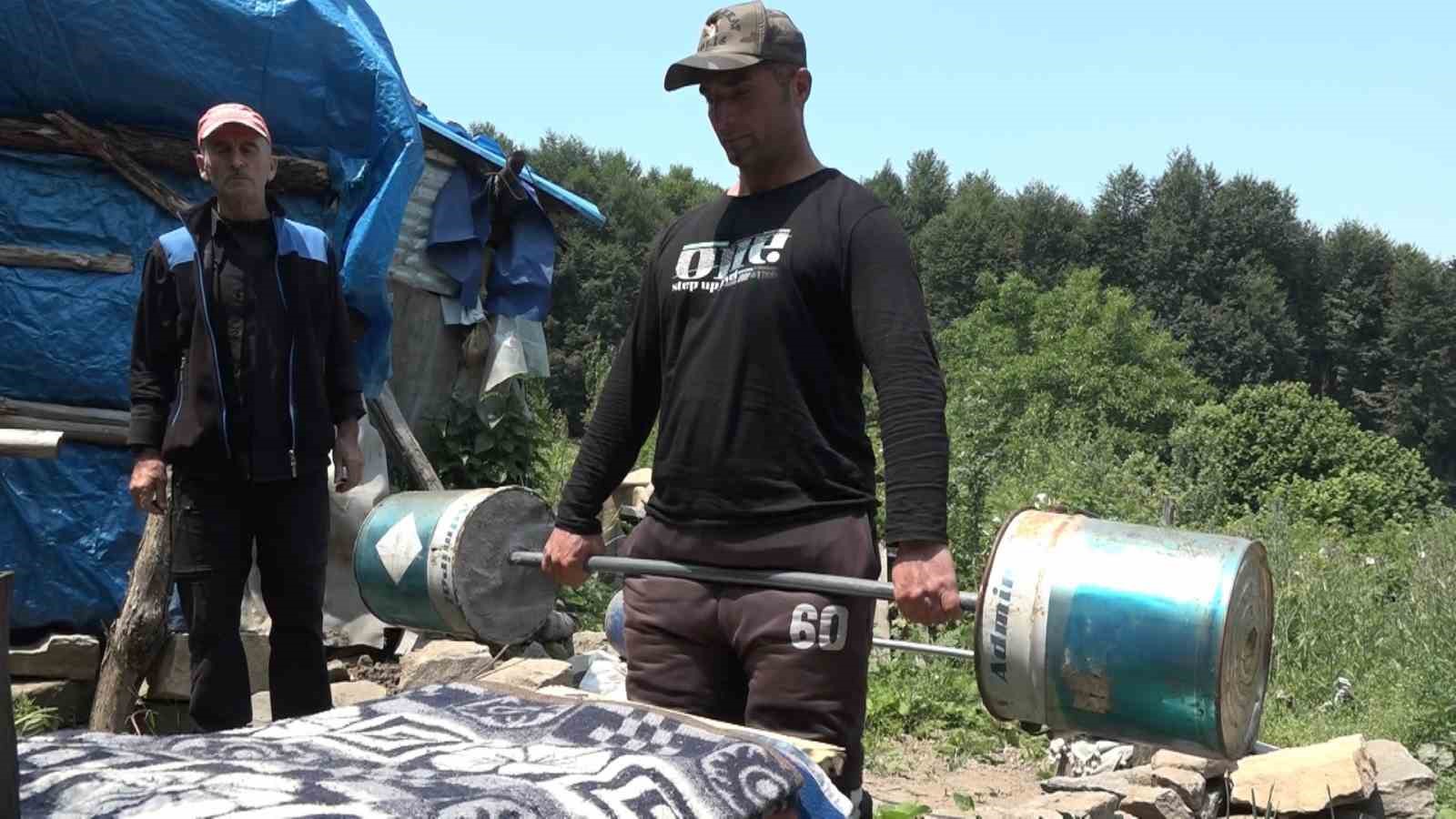 BURSA'DA 10 YILDIR DAĞDA TEK BAŞINA YAŞAYARAK HAYATINI İDAME ETTİREN