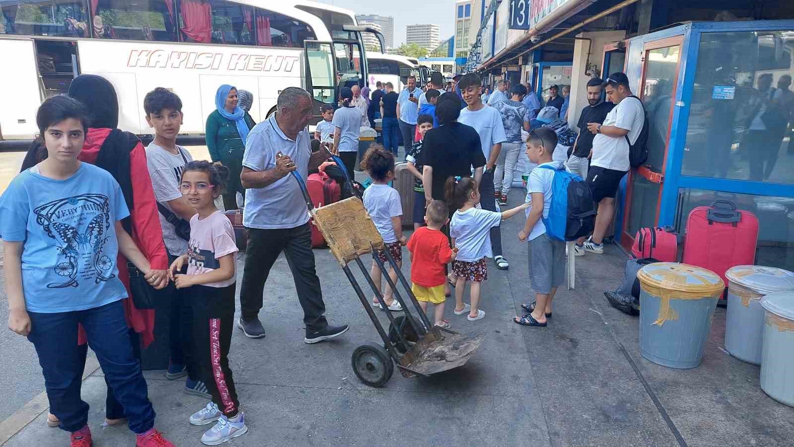 KURBAN BAYRAMI TATİLİNİ İSTANBUL DIŞINDA GEÇİRENLER DÖNMEYE, BAYRAM DOLAYISIYLA İSTANBUL'A