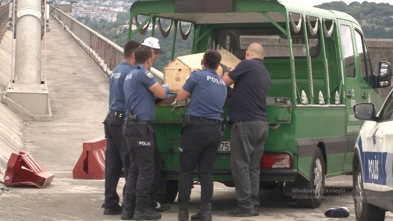 15 TEMMUZ ŞEHİTLER KÖPRÜSÜ'NDE MOTOSİKLETİN HAKİMİYETİNİ KAYBEDEN SÜRÜCÜ, ÖNCE BARİYERLERE