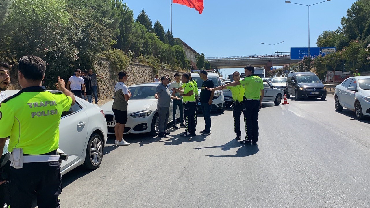 16 araç birbirine girdi: 1’i polis 2 kişi yaralandı ADIYAMAN’DA AYNI YOLDA 16 ARACIN KARIŞTIĞI 4 FARKLI KAZADA 1’İ