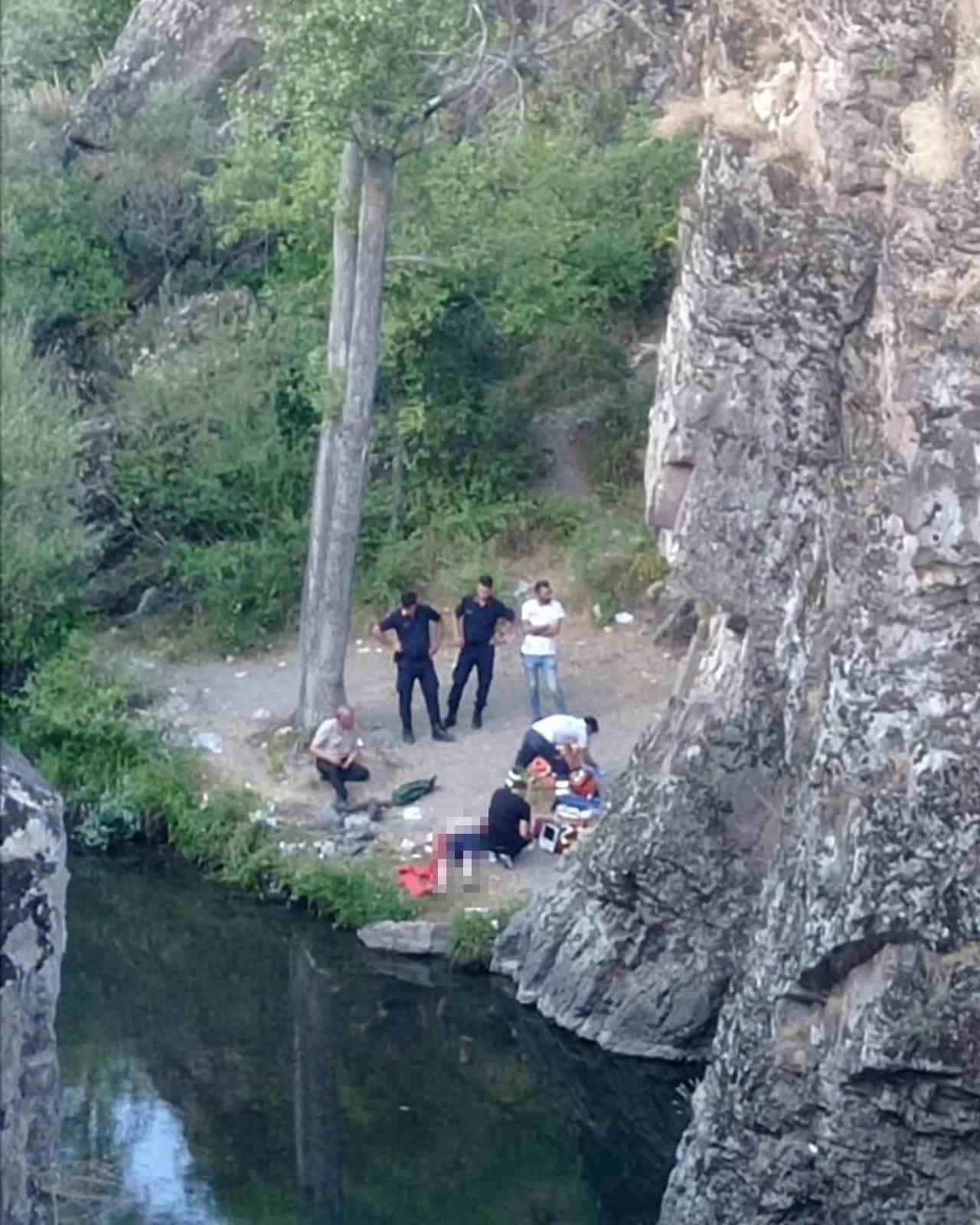 ANKARA'NIN BEYPAZARI İLÇESİ SÜVARİ ÇAYINA SERİNLEMEK İÇİN GİREN 17 YAŞINDAKİ