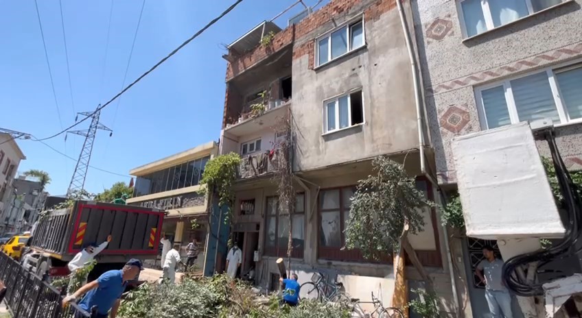 BURSA’DA YAŞAYAN İSMET D.'NİN ÇÖP EVE ÇEVİRDİĞİ 3 KATLI BİNASININ