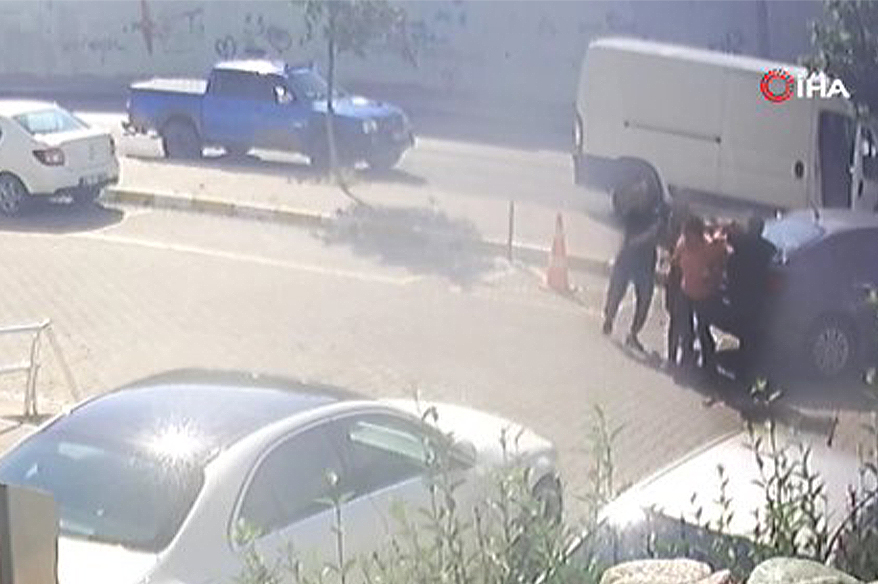 ANKARA’NIN ETİMESGUT İLÇESİNDE YER ALAN TURKUAZ KONUTLARI’NDA İKİ KOMŞU, OTOPARK