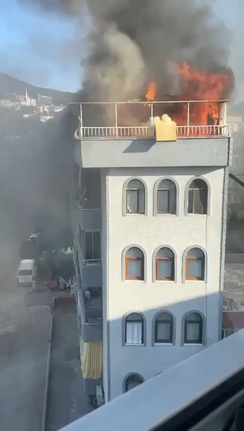 BURSA’DA 5 KATLI BİNANIN ÇATISI ALEV ALEV YANDI.