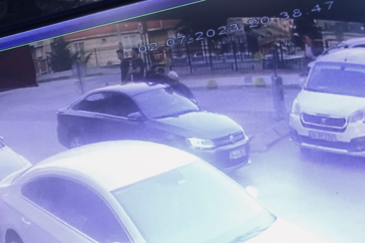 Kağıthane’de cadde üzerinde duran otomobile yanaşan saldırganların, dakikalarca konuştuğu 21