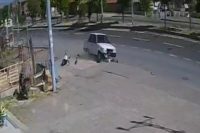 Nevşehir’de eşi ve motosikleti ile birlikte yol kenarında yürüyen adam,
