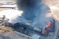 Fabrika yangınında 10 kişi hastaneye kaldırıldı