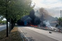 Sakarya’nın Pamukova ilçesi D-650 karayolunda bariyerlere çarpan cam yüklü tır