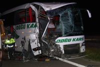 TEM Otoyolu’nun Bolu geçişinde Ankara istikametinde tır ile yolcu otobüsü