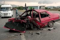 İzmir’in Ödemiş ilçesinde meydana gelen trafik kazasında iki otomobil kafa