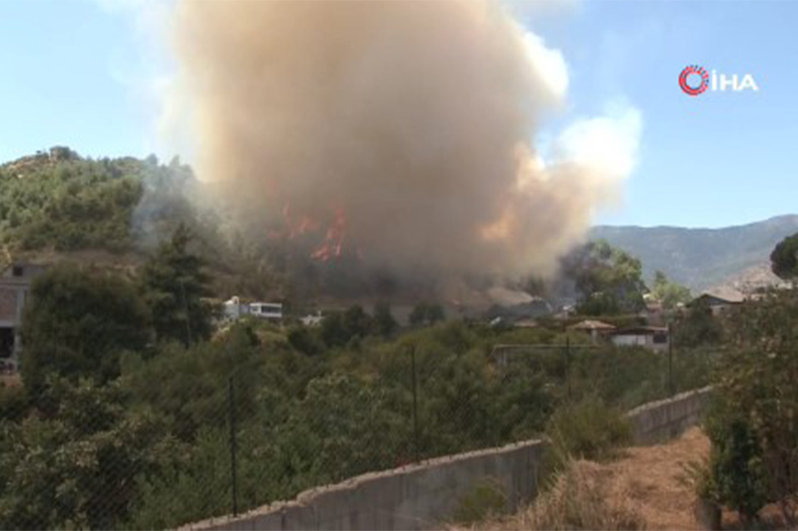 Hatay’da orman yangını Hatay’ın Antakya ilçesinde başlayan orman yangınına havadan ve karadan müdahale