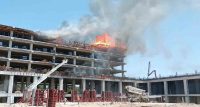 Antalya’nın Serik İlçesinde bir otel inşaatında çıkan yangın helikopter yardımıyla