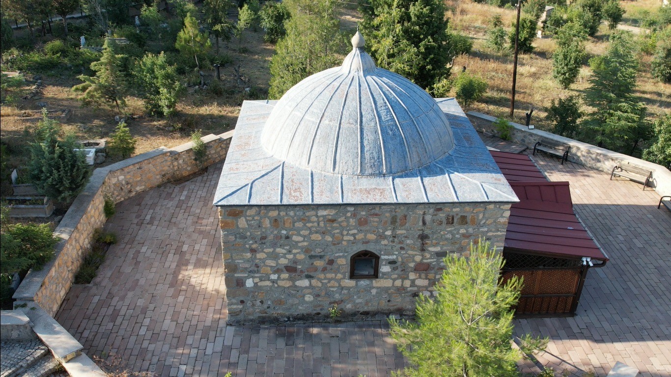 ANKARA’NIN NALLIHAN İLÇESİ EMREMSULTAN KÖYÜ’NDE BULUNAN TABDUK EMRE’NİN TÜRBESİ BÜTÜN