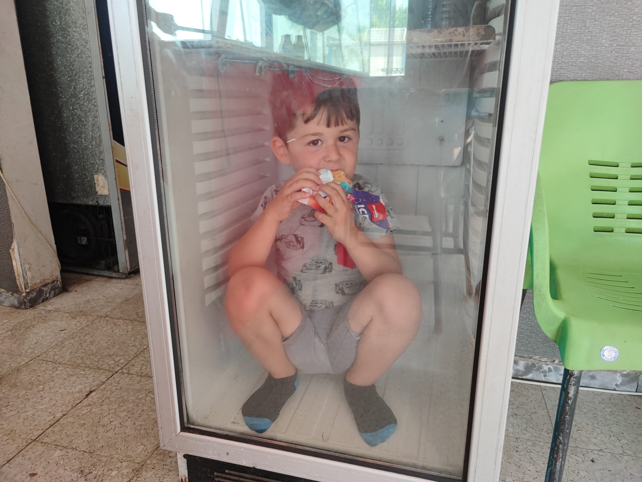 Sıcaktan bunalan çocuk buzdolabında serinledi Adana’da dönerci ustası babasının yanında duran bir çocu,k sıcaktan bunalınca