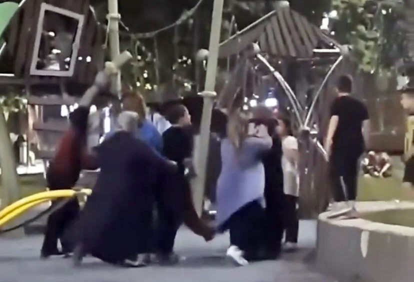 Sakarya’nın Hendek ilçesinde bulunan park içerisinde iki grup kadın arasında