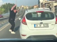 İzmir’in Buca ilçesinde bir kişi, trafikte tartıştığı kadın sürücünün önünü
