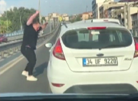 İzmir’in Buca ilçesinde bir kişi, trafikte tartıştığı kadın sürücünün önünü