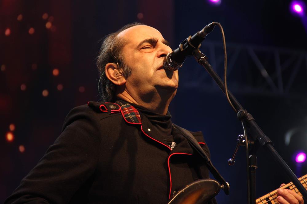 Özkan Uğur hayatını kaybetti Bir süredir hastanede tedavi gören sanatçı Özkan Uğur 69 yaşında hayatını kaybetti.Acı haberi Sağlık Bakanı