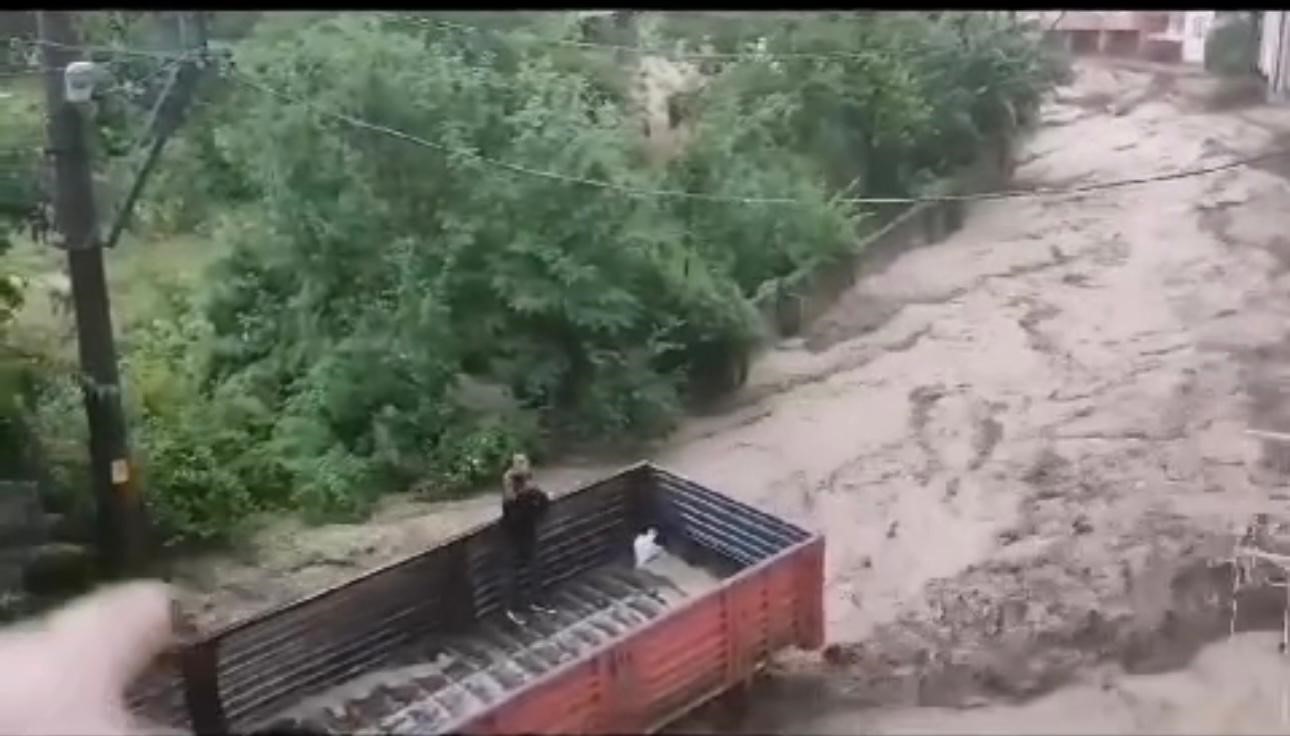 Zonguldak’ın Devrek ilçesinde sel nedeniyle kamyonun kasasında mahsur kalan vatandaş