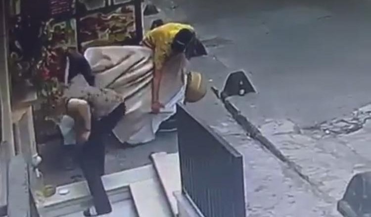 Beyoğlu’nda bir binaya giren hırsız çaldığı televizyonu çarşafa sararak dışarı