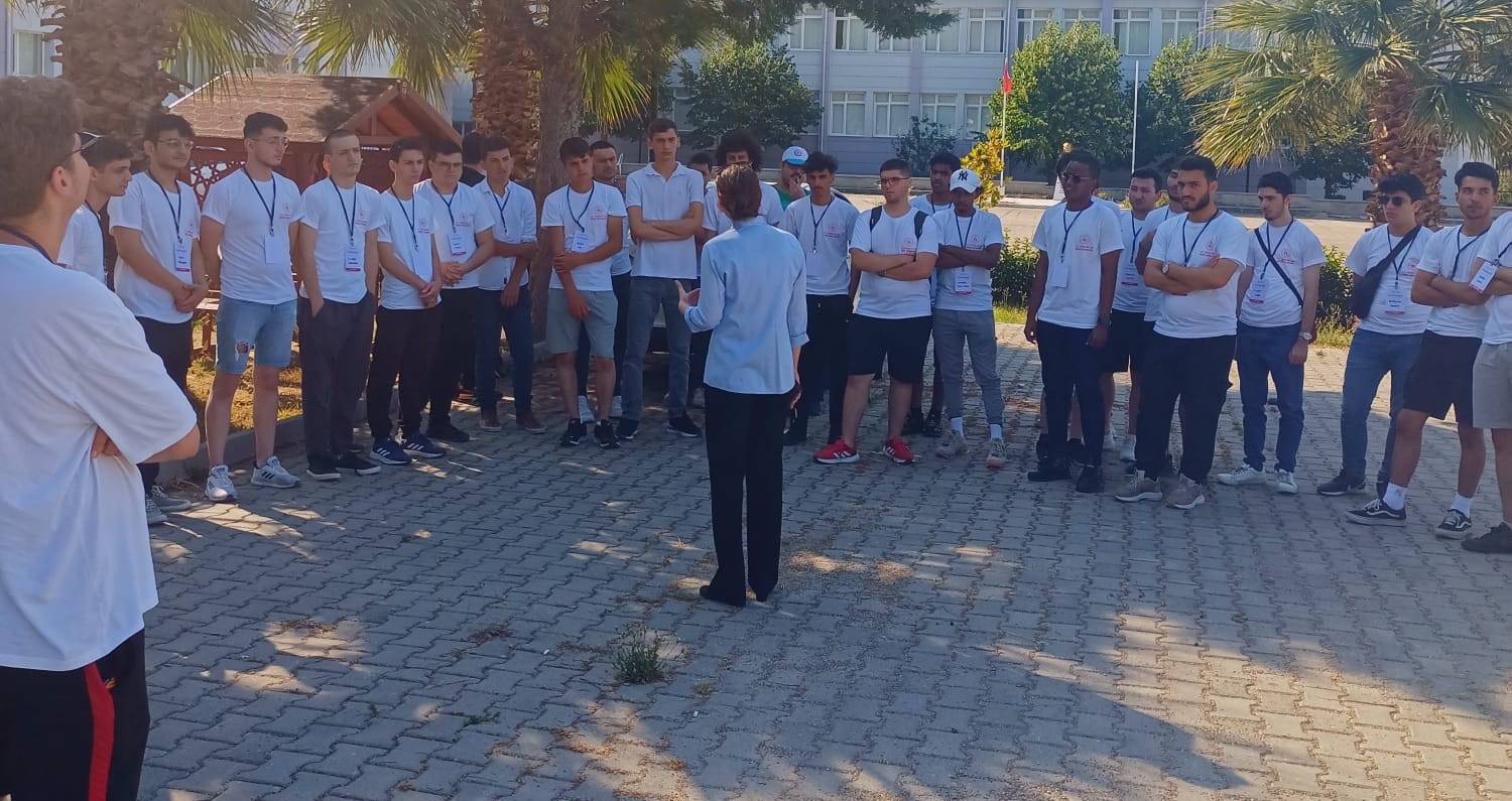 Afyonkarahisar’dan 40 genç Balıkesir’e gitti Gençlik ve Spor Bakanlığı tarafından hayata geçirilen Anadoluyuz Biz projesi