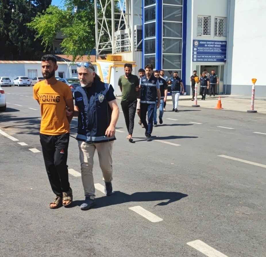 Kaçak göçmenleri bin 500 dolara getirmişler Adana polisinin 3 ilde düzenlediği eş zamanlı operasyonda ülkeye kaçak