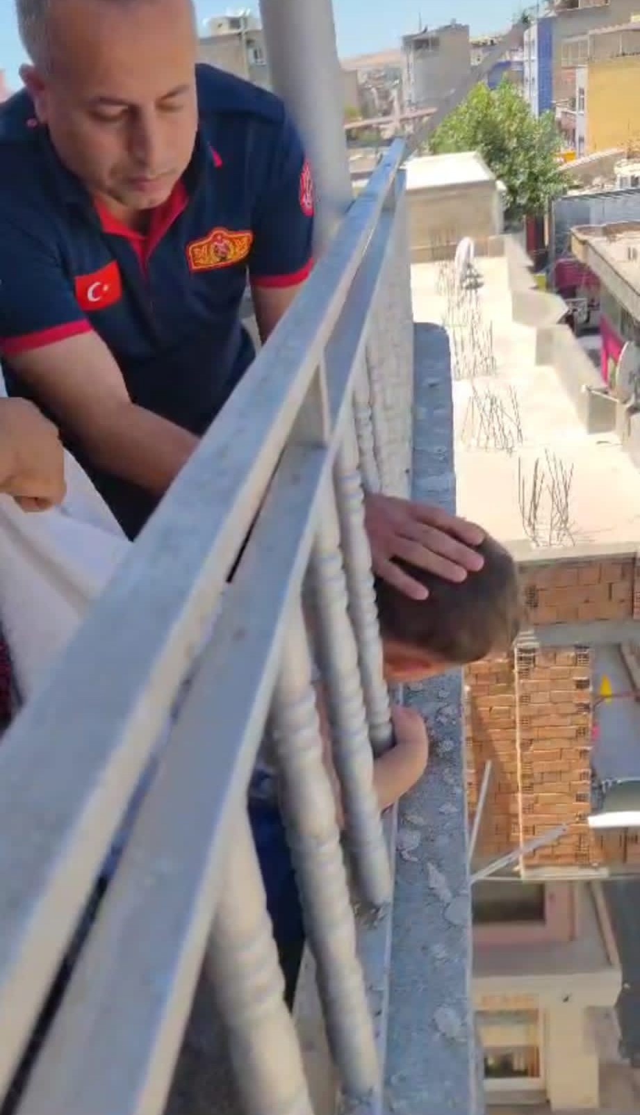 Kafası balkon demirlerine sıkışan çocuk kurtarıldı Batman’da kafası balkon demirlerinin arasına sıkışan çocuk, itfaiye ekipleri tarafından